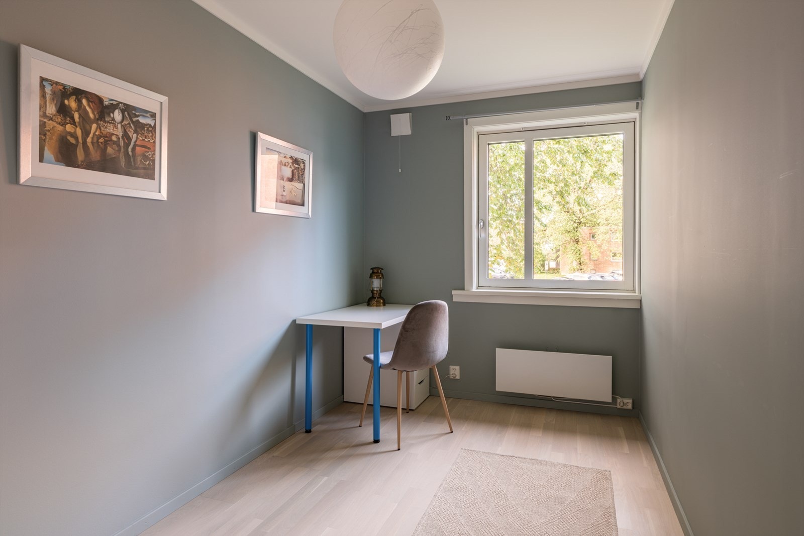 Leilighetens andre soverom egner seg godt som barnerom, gjesterom eller kontor. Galleribilde