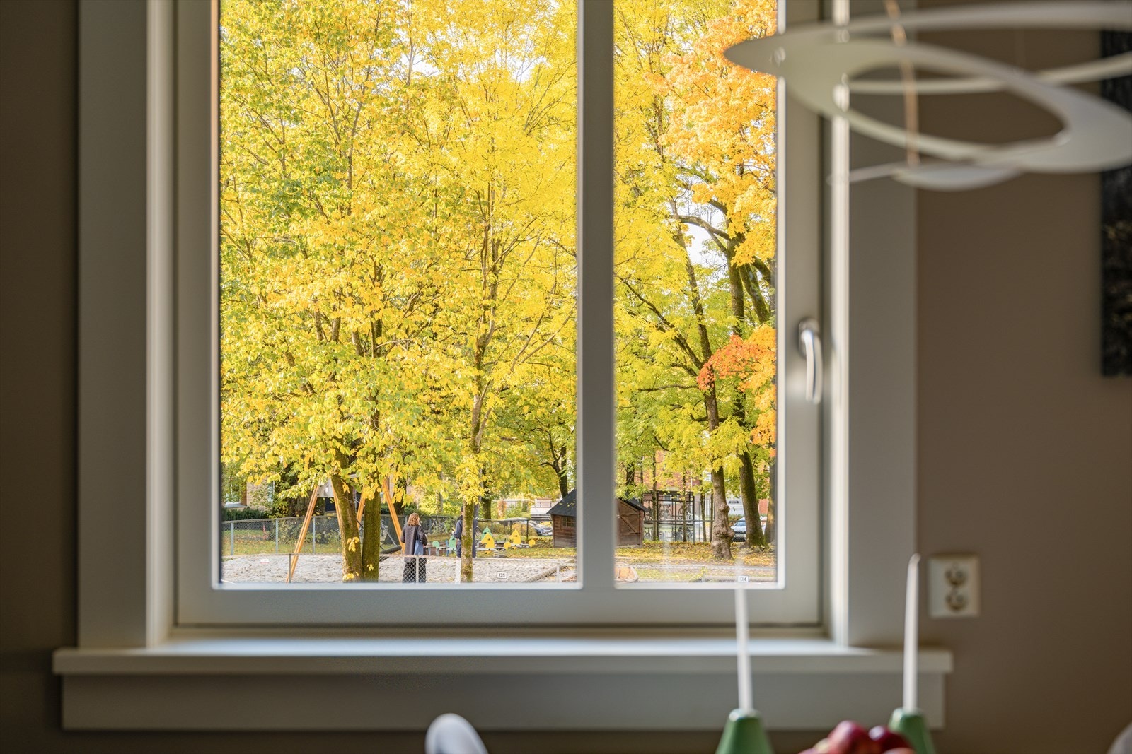 Fra vinduene har man utsyn mot grønne, rolige omgivelser. Galleribilde