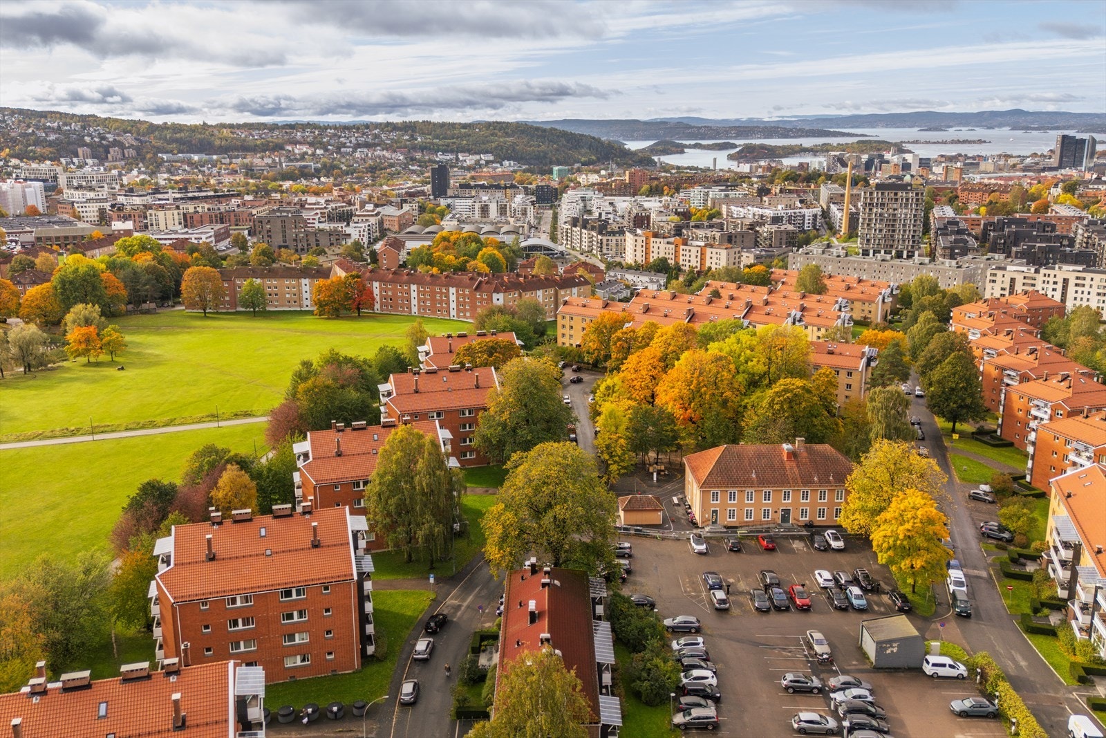 Borettslaget har parkeringsplasser som tildeles etter venteliste. Ellers er det kort vei til kollektivt fra leiligheten. Galleribilde