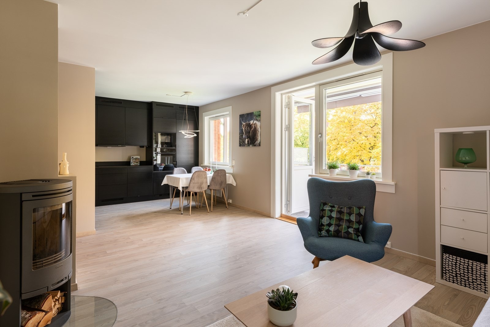 Kjøkken og stue ble pusset opp i 2023 med enhetlig høytrykslaminat på gulv, malte mur- og platekledde vegger samt malte betonghimlinger. Galleribilde