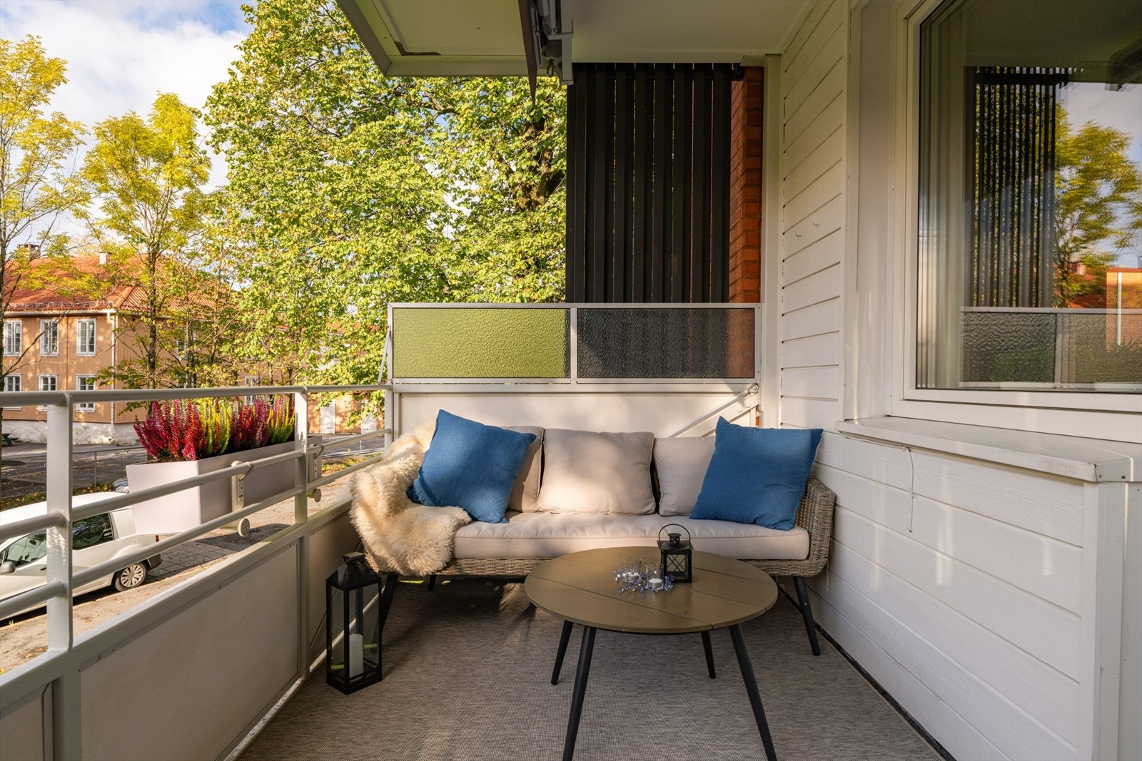 Den vestvendte balkongen på 7,6 m² har god plass til en sittegruppe og ble rehabilitert i 2021-22. Galleribilde