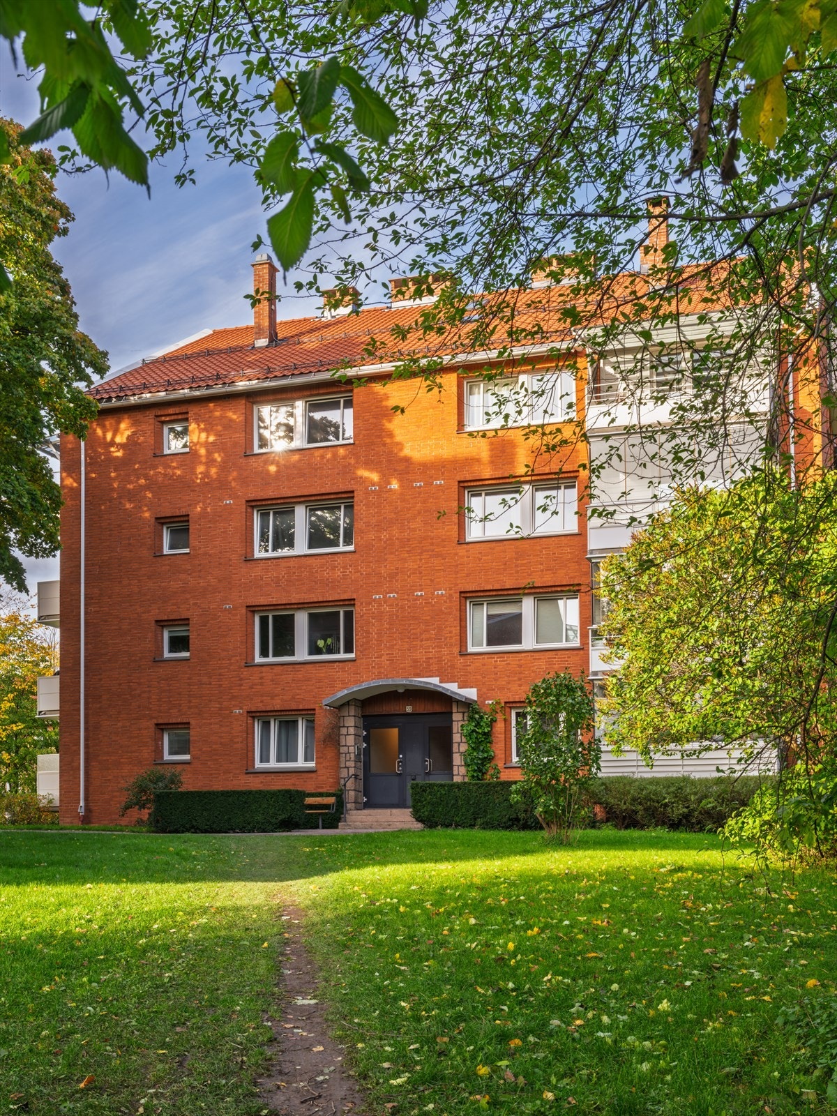 Adkomst til leiligheten via et felles trapperom med slitesterke terrazzo-trapper. Galleribilde