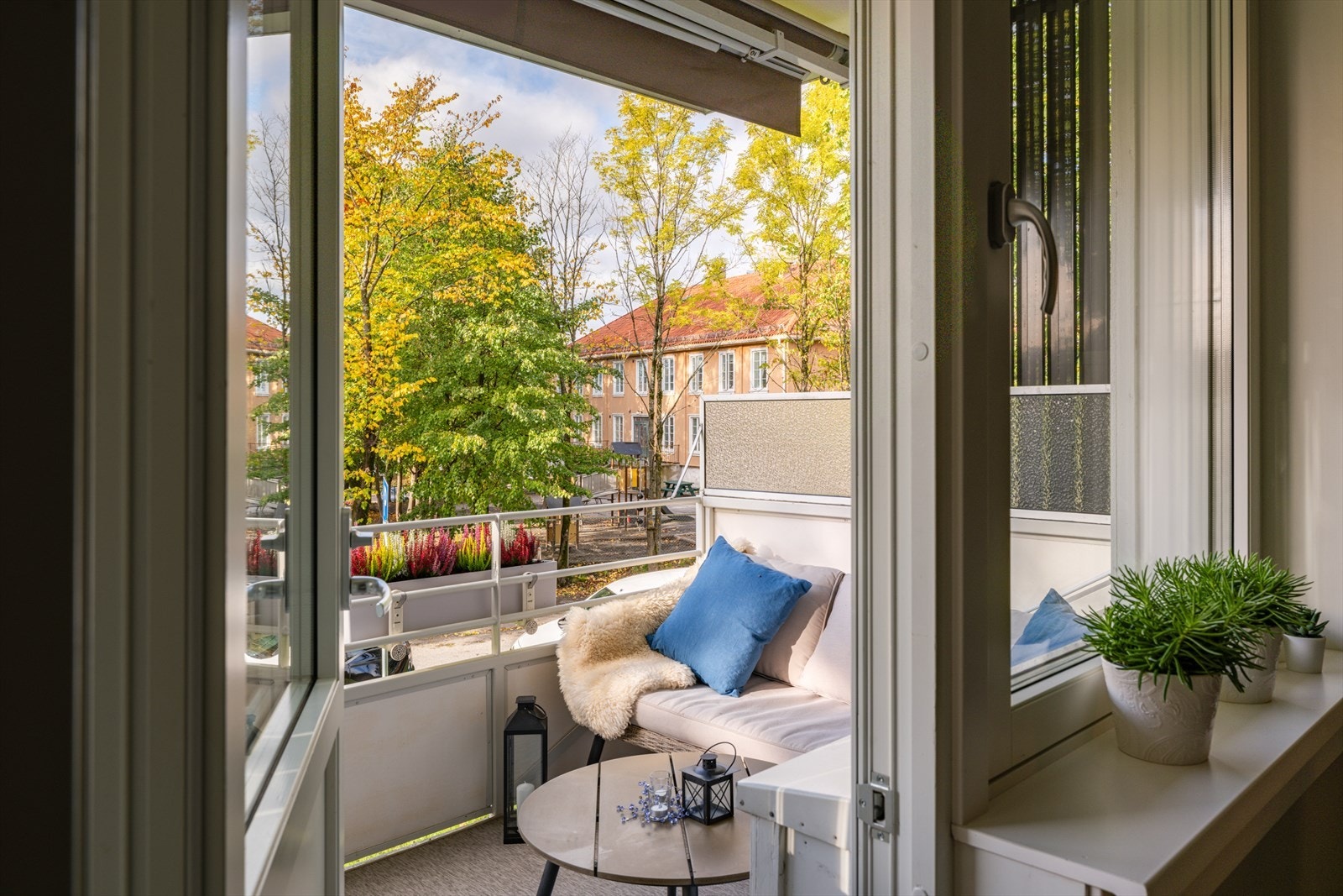 Fra stuen er det direkte utgang til den private uteplassen. Galleribilde