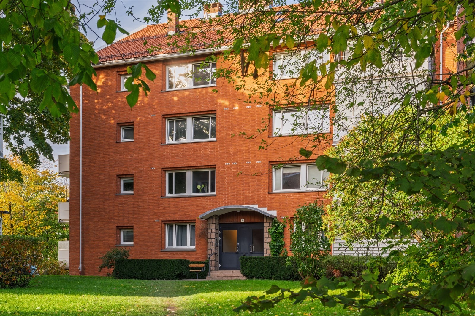 Bygget har en klassisk fasade i spekkmurt teglstein og ligger fint til i terrenget. Galleribilde