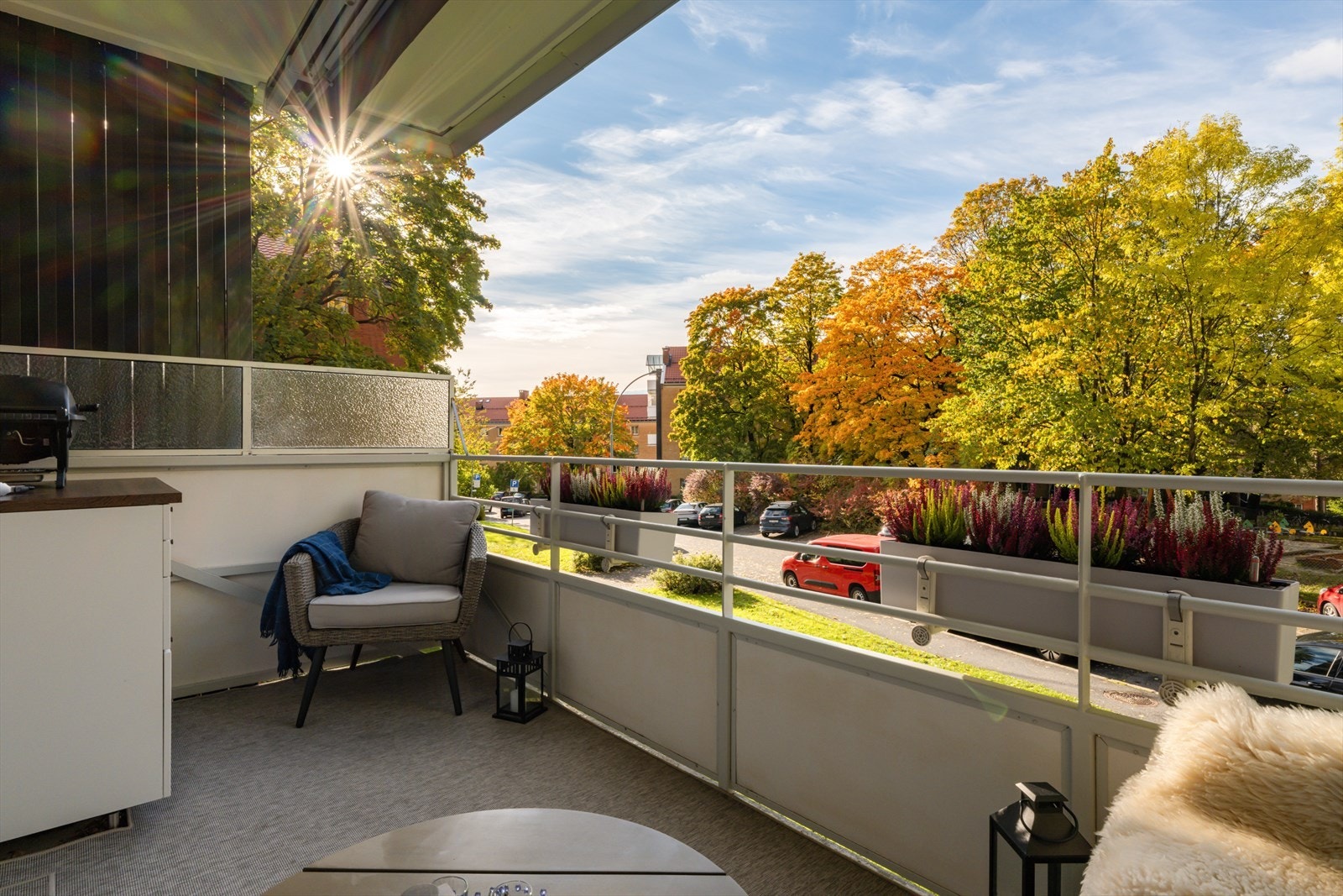 Velkommen til en gjennomgående og nyoppusset 3-roms hjørneleilighet i et rolig og veletablert boligområde på Hovin. Galleribilde