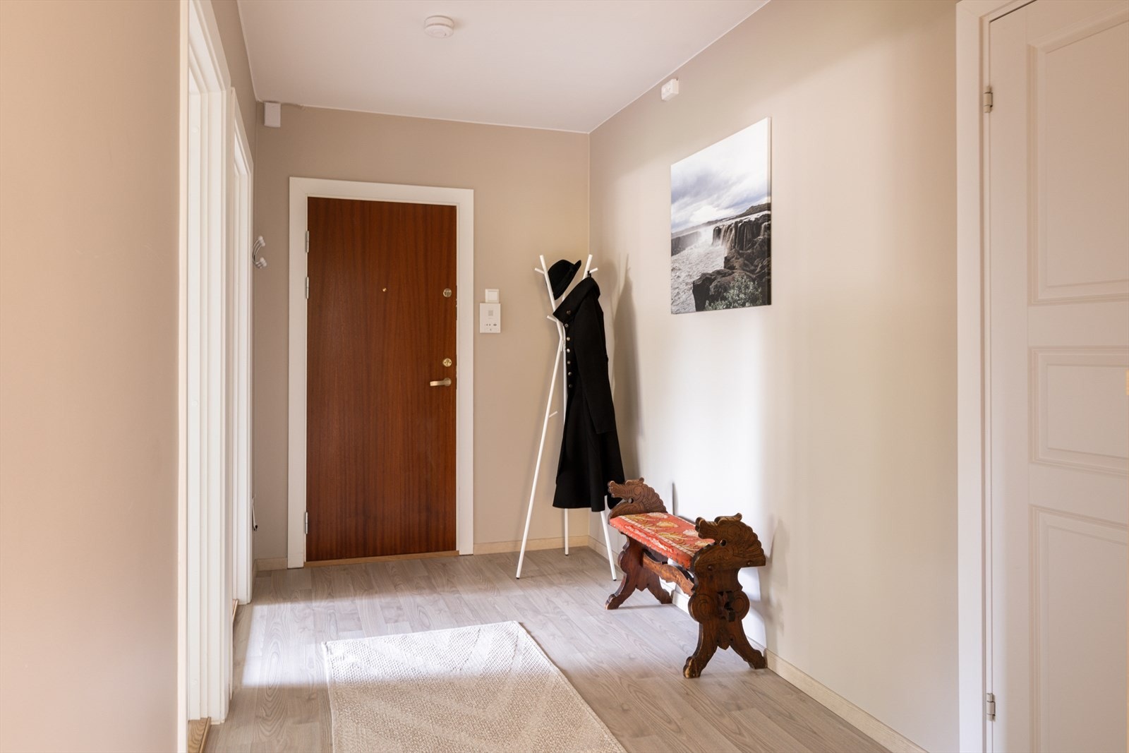 Velkommen inn i en lys entré med slitesterkt høytrykkslaminat, lagt i 2023. Galleribilde