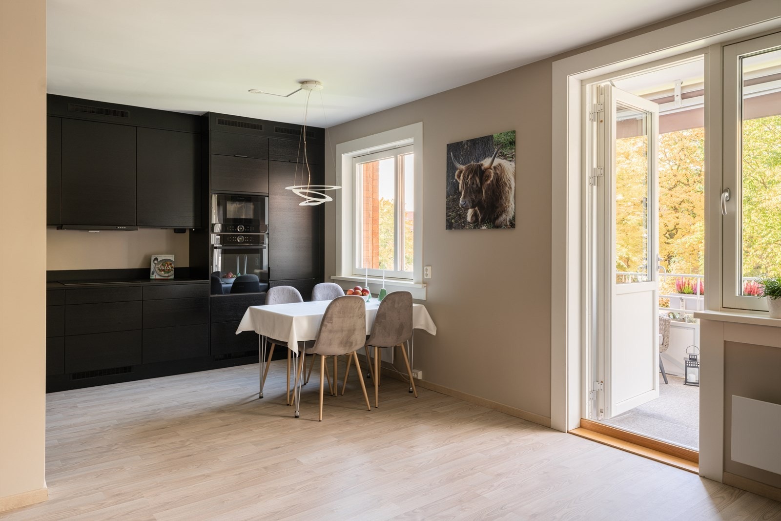 Leiligheten har en delvis åpen løsning mellom stue og kjøkken, med direkte utgang til balkongen. Galleribilde