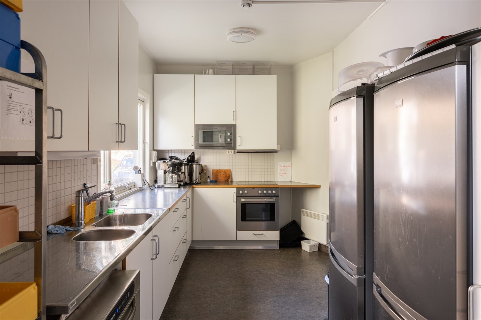 Selskapslokalet er utstyrt med et funksjonelt kjøkken for arrangementer. Galleribilde