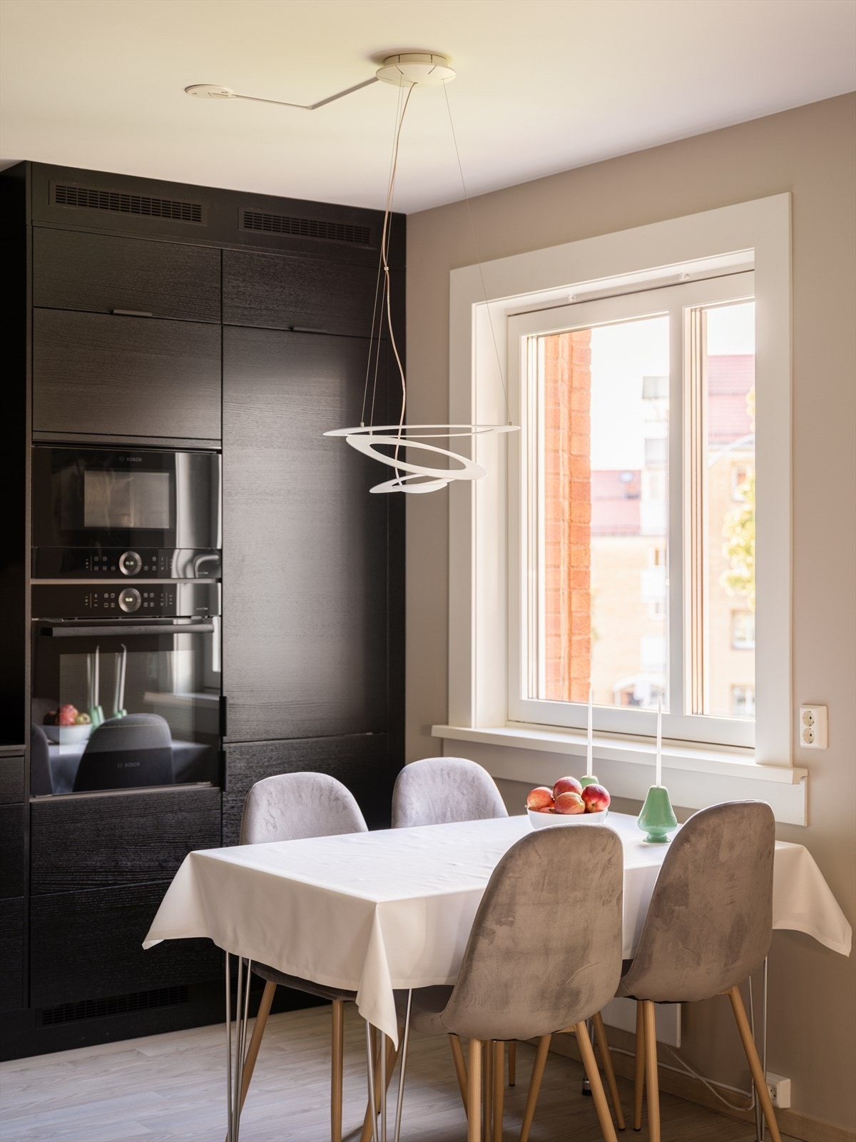 Varmtvannsberederen på 120 liter fra 2023 er praktisk plassert i kjøkkenbenken. Galleribilde