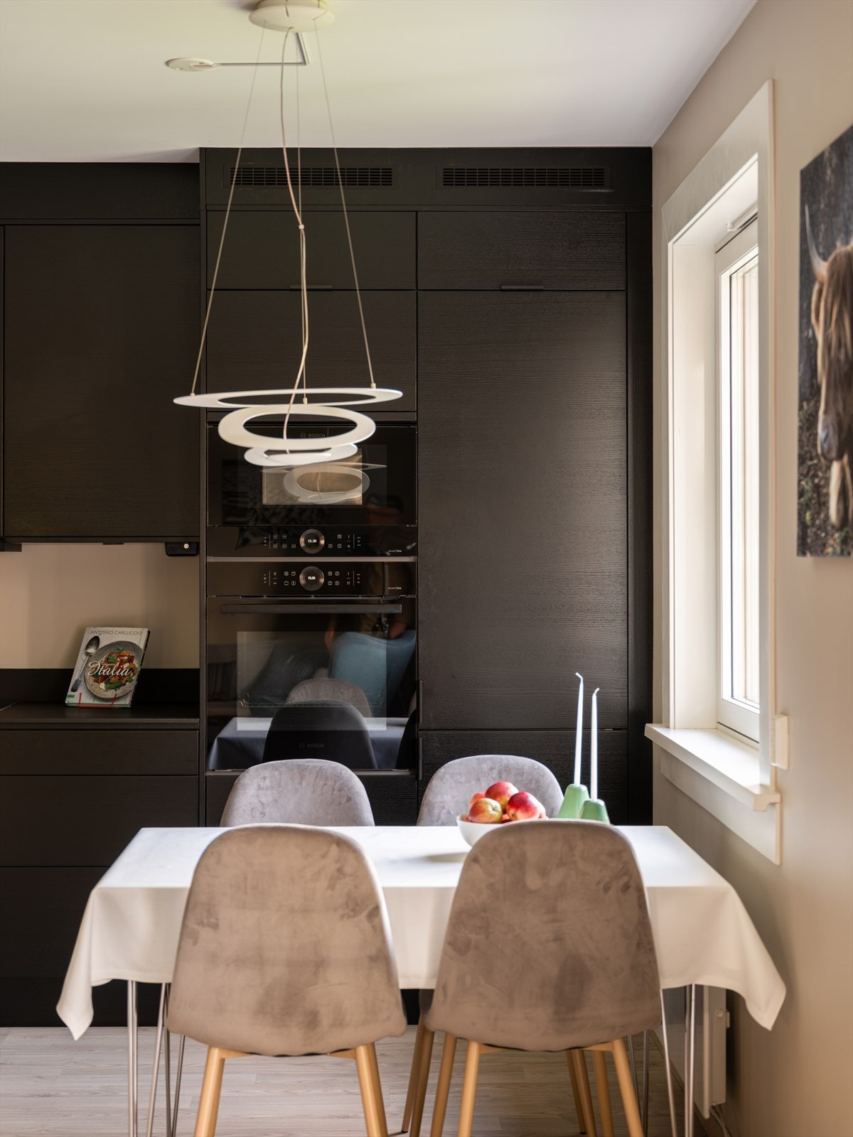 Høyskap med integrerte hvitevarer bidrar til et ryddig og helhetlig uttrykk. Galleribilde