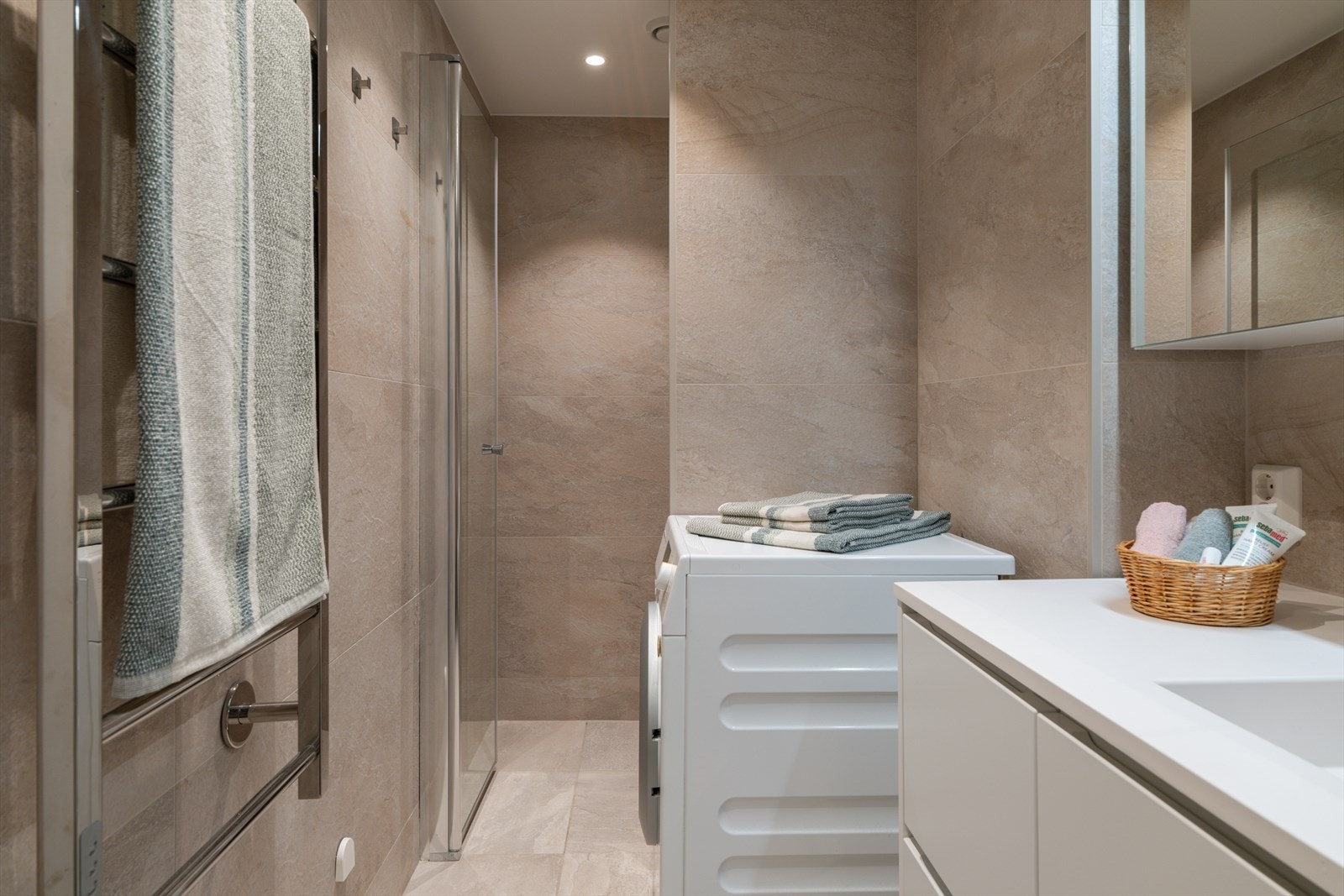 Badet ble totalrenovert i 2023 og fremstår moderne og delikat. Galleribilde