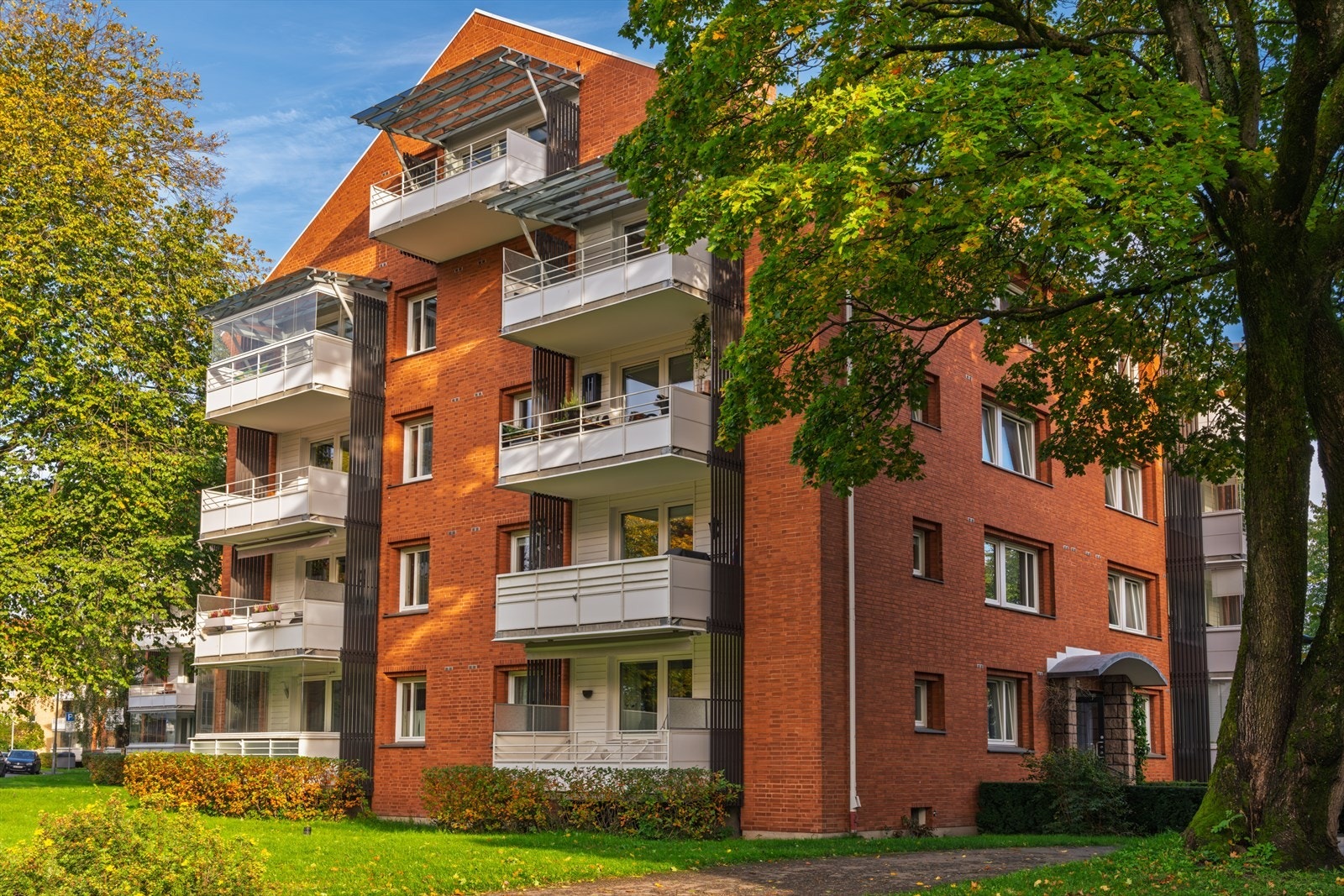 Boligblokken fra 1956 er jevnlig vedlikeholdt, med tak rehabilitert i 2021-22. Galleribilde