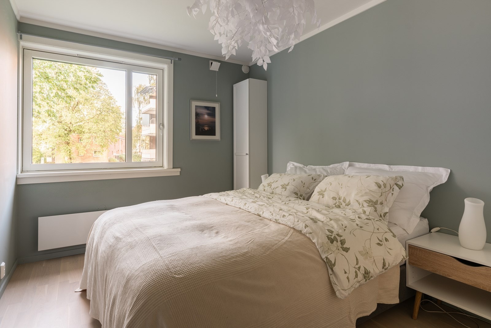 Hovedsoverommet har god plass til dobbeltseng og tilhørende møblement. Galleribilde