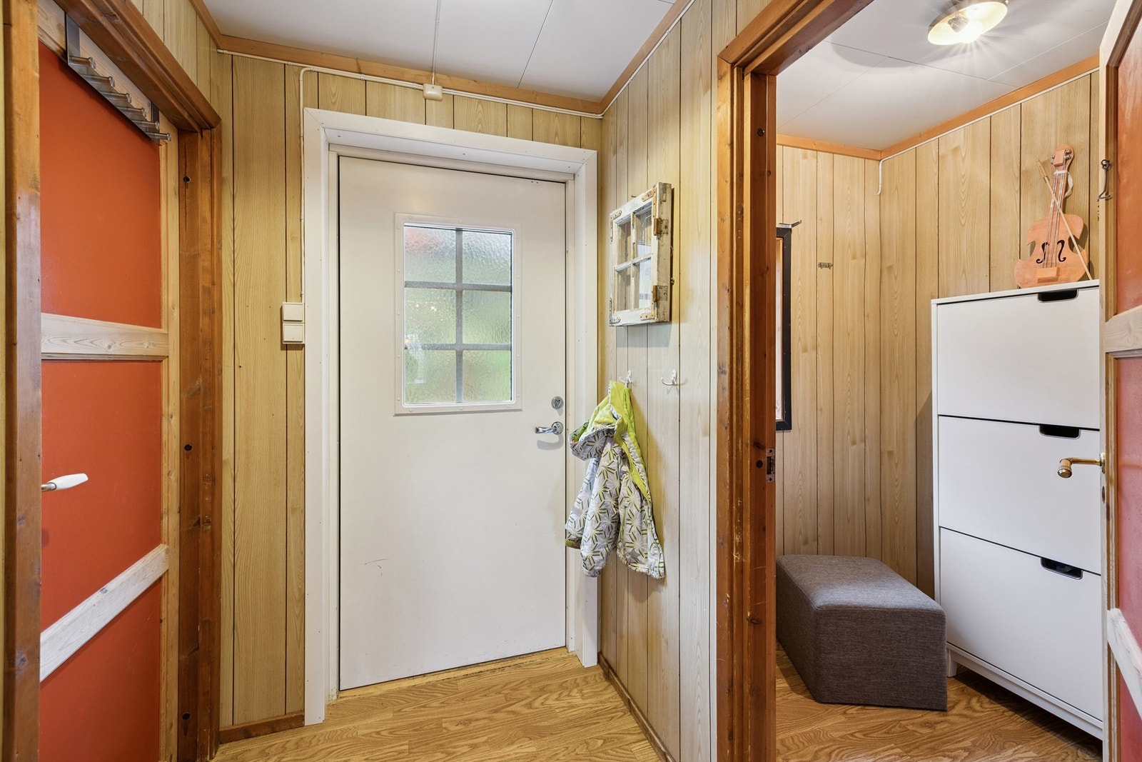 Entré i hovedhuset, med praktisk, tilliggende bod Galleribilde