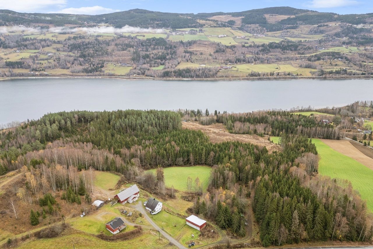 Beliggenheten gir en flott utsikt over dalen og Lågen. Galleribilde