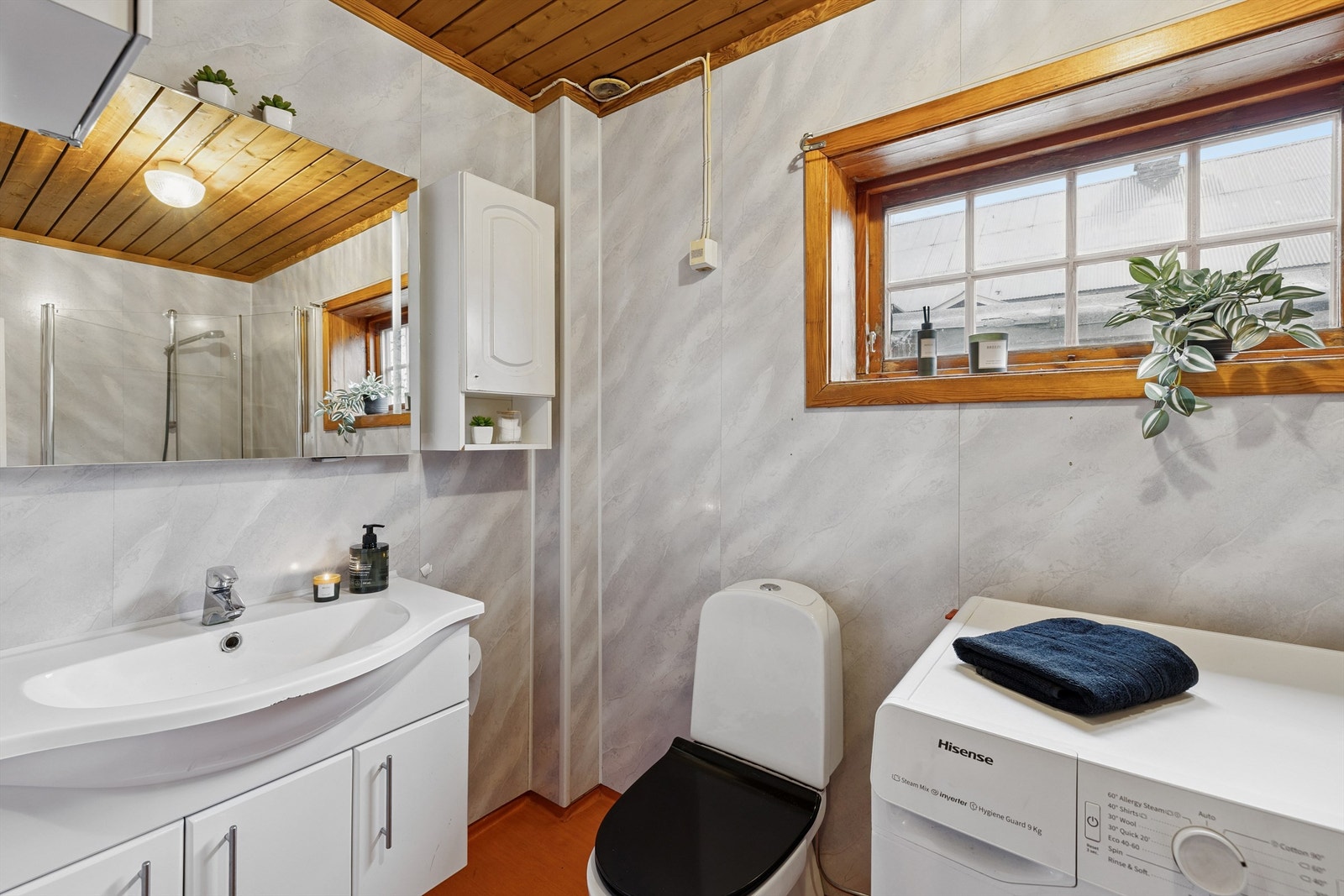 Badet i første etasje er innredet med baderomsinnredning, toalett, dusj og opplegg for vaskemaskin. Rommet må oppgraderes for å tåle normal bruk i hht dagens krav (TG3) Galleribilde