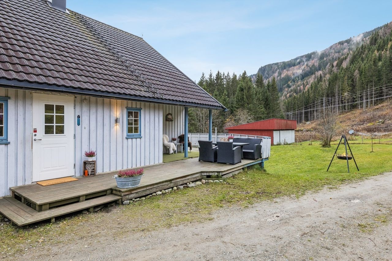 Terrassen ble utvidet i 2015, og strekker ser rundt på to sider av boligen. Galleribilde