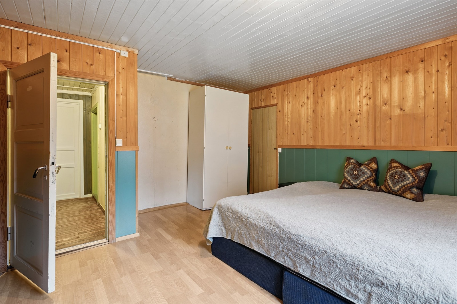 Hovedhuset har totalt tre soverom, som gir fleksible bruksmuligheter for en familie. Galleribilde