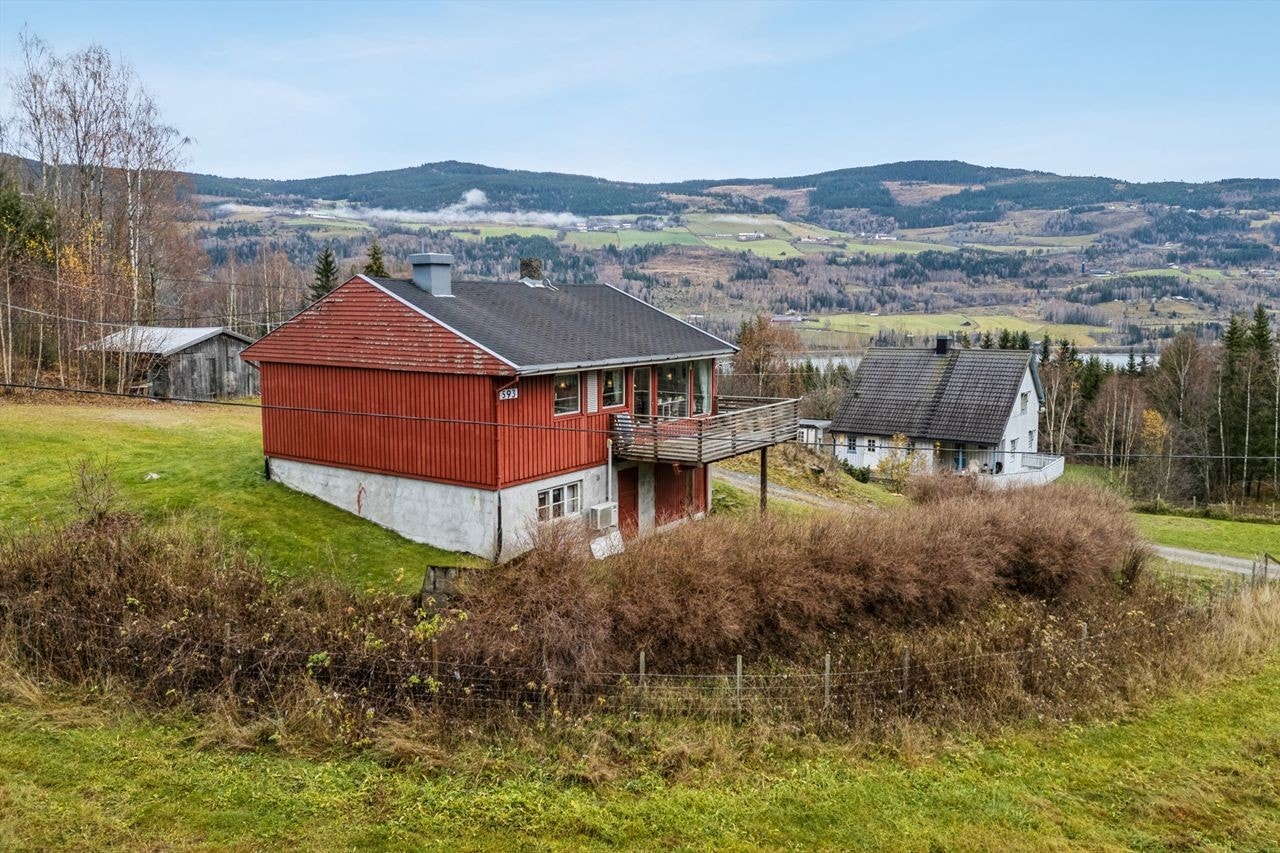 Eiendommen har to separate boenheter, som gir stor fleksibilitet for bruk. Galleribilde