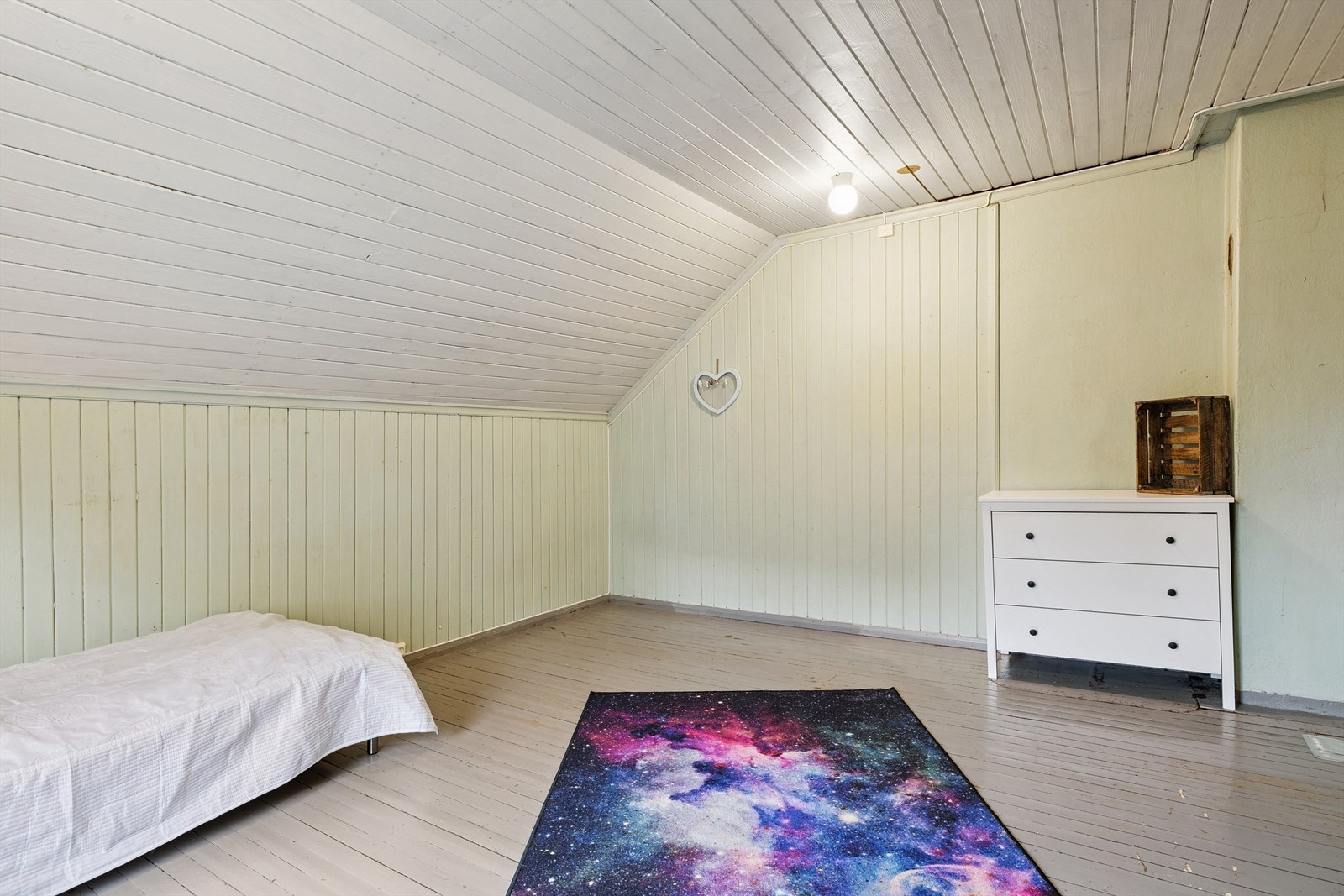 Opprinnelige overflater er bevart, med malt panel i taket og malte tregulv. Galleribilde