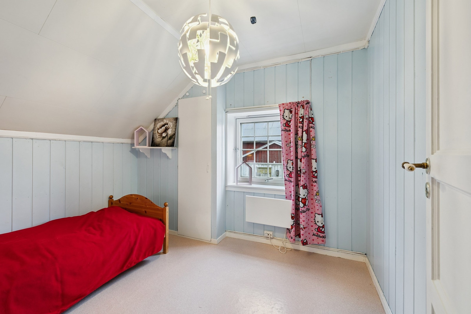 Koselig rom, med utsikt mot tunet. Galleribilde