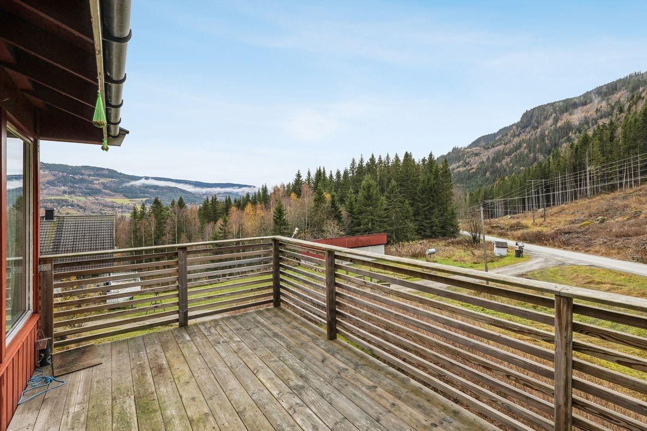 Fra kårboligens terrasse har man god oversikt over tunet og nærområdet. Galleribilde