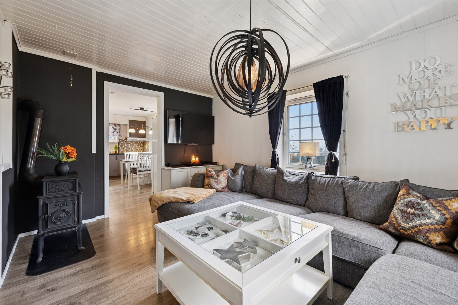 Stuen har god plass til en større sofagruppe og er et naturlig samlingspunkt i boligen. Galleribilde