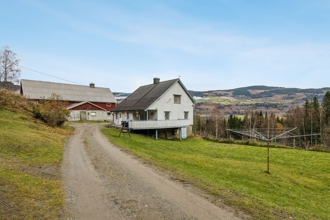 Sjarmerende småbruk som består av våningshus, kårbolig, garasje, låve/fjøs og redskapsbod/uthus. Galleribilde