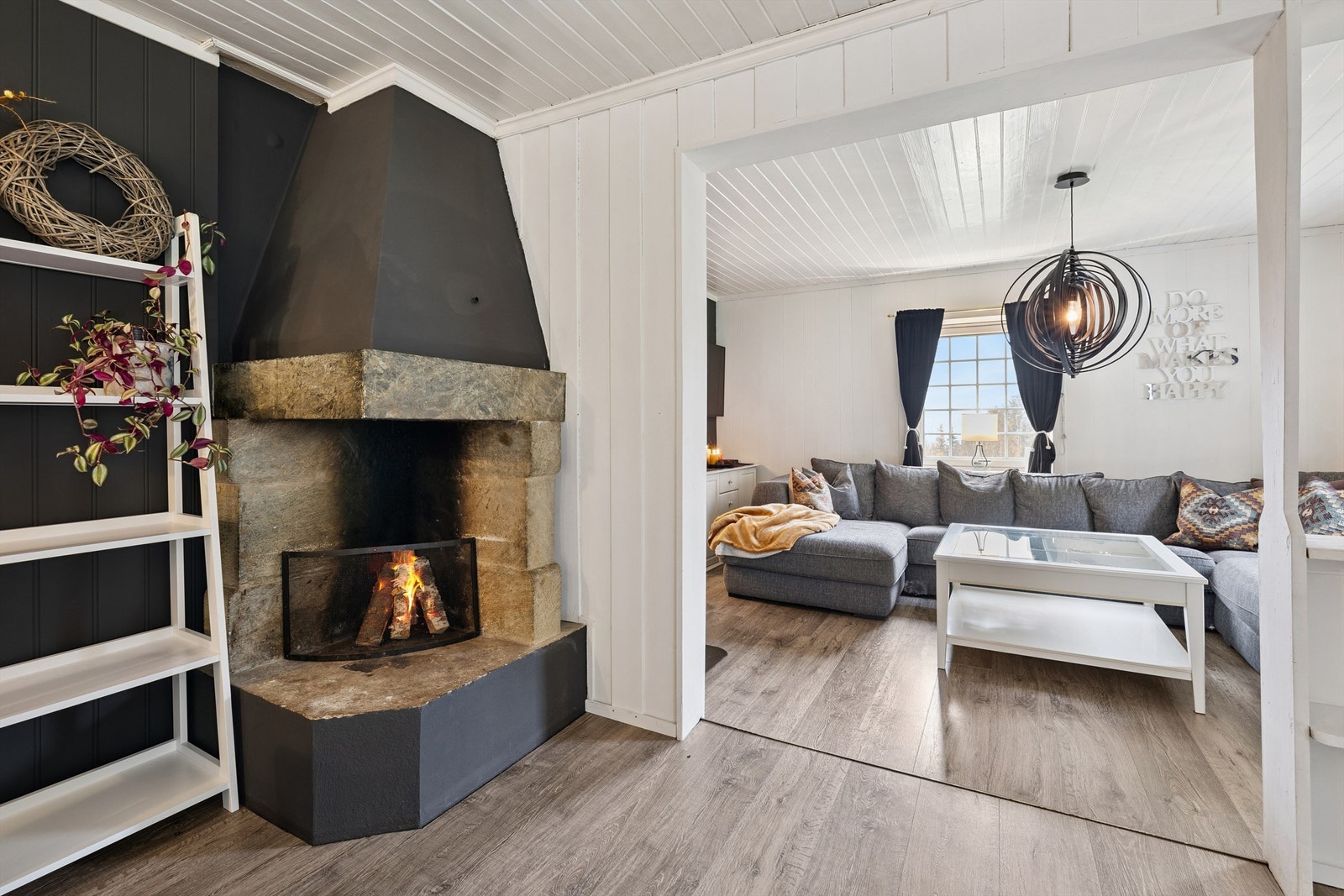 Peisen er sentralt plassert og binder stuen og spisestuen sammen på en fin måte. Galleribilde