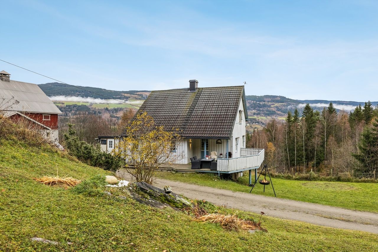 Bruket strekker seg over en tomt på ca. 8,7 dekar, idyllisk plassert langs Vestsidevegen på Tretten. Galleribilde