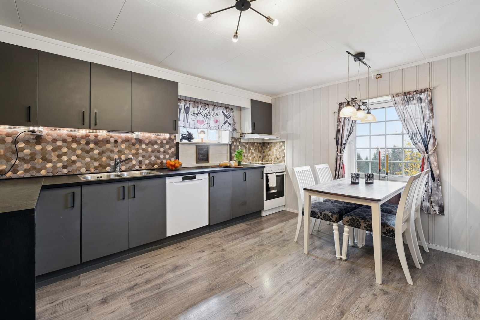 Vi fortsetter inn på kjøkkenet, som har godt med skap- og benkeplass. Galleribilde