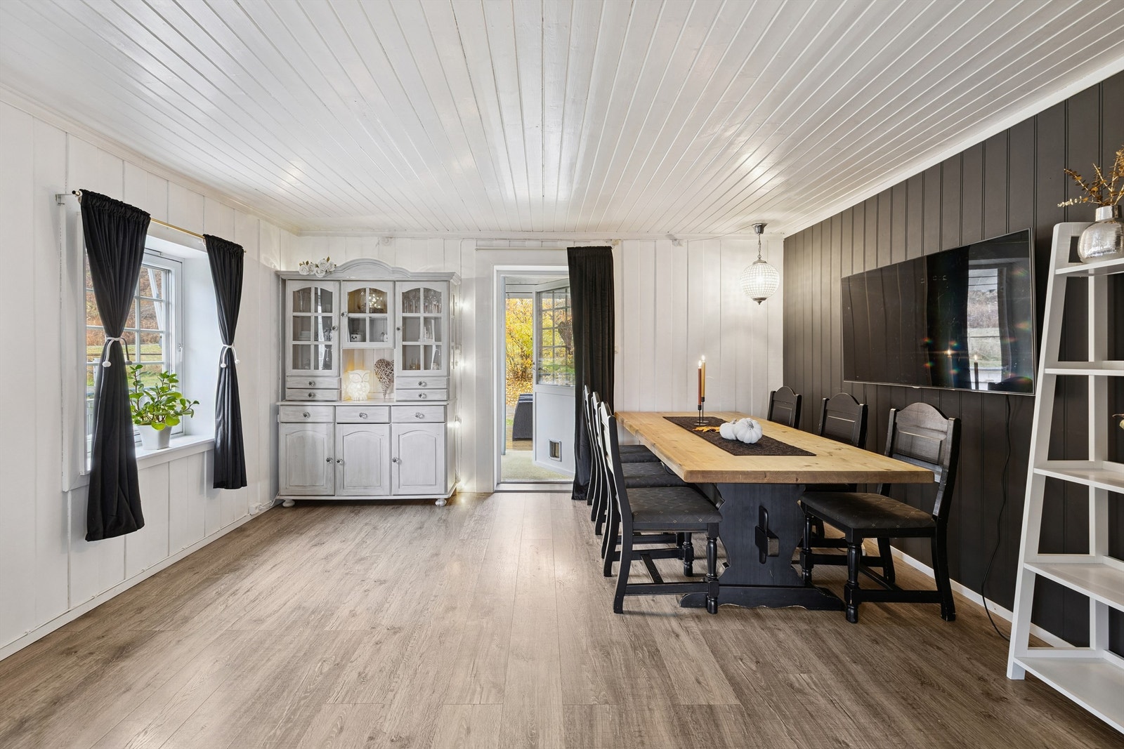 Fra spisestuen er det direkte utgang til treterrasse og uteområdet. Galleribilde