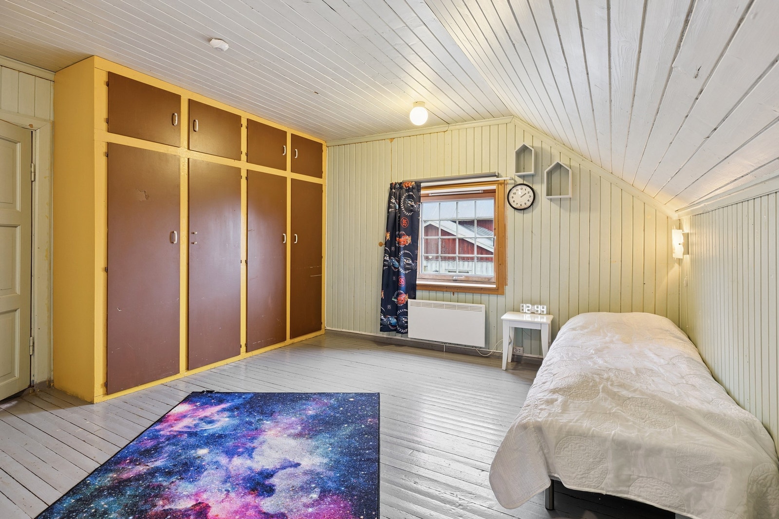 Et av soverommene i loftsetasjen, med god plass og integrert, plassbygget skapløsning. Galleribilde