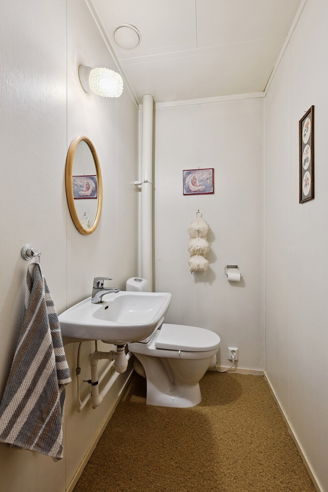 I tillegg til badet har kårboligen et praktisk, separat toalettrom med servant. Galleribilde