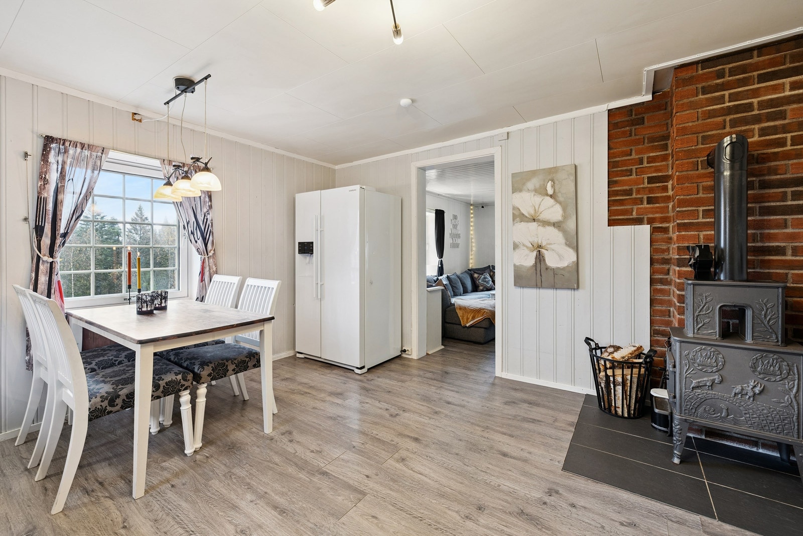 Spiseplassen ved vinduet gjør kjøkkenet til et hyggelig oppholdsrom i hverdagen. Galleribilde