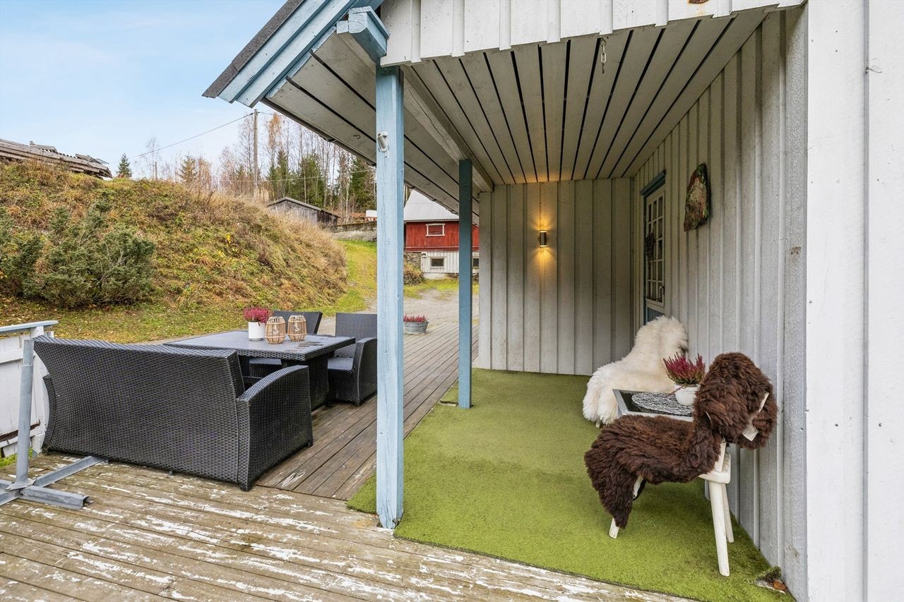 En del av terrassen er overbygd, noe som gir ly for vær og vind. Galleribilde