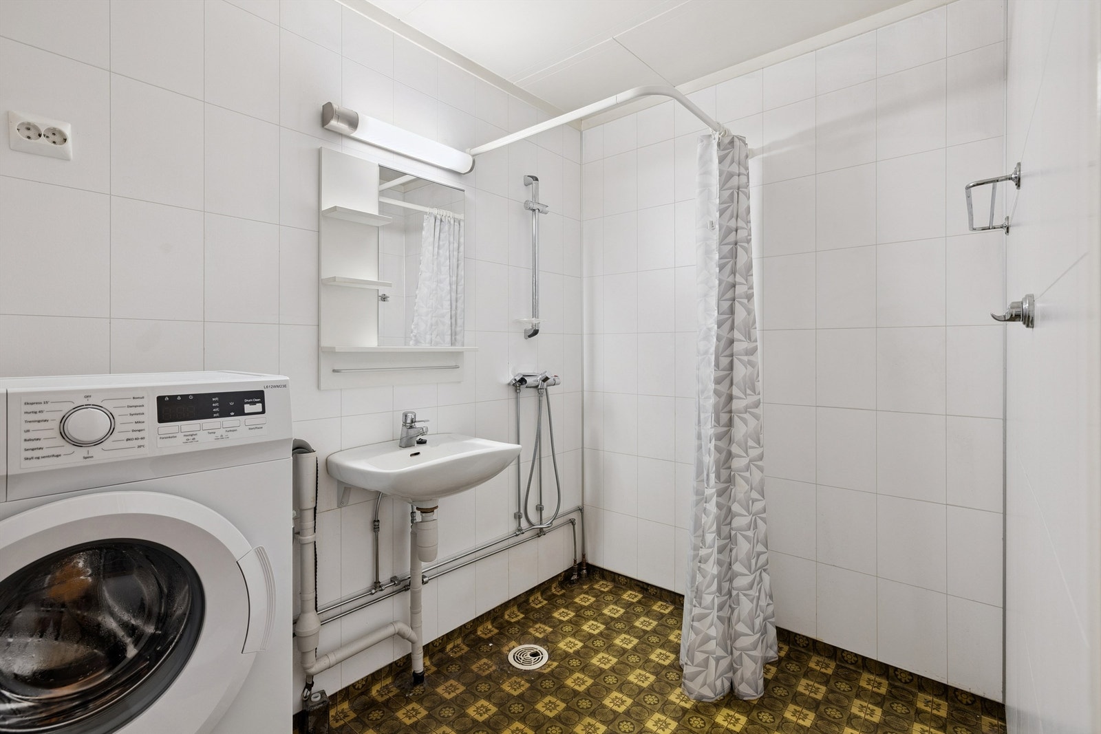 Badet i kårboligen er utstyrt med dusj og har opplegg for vaskemaskin. Rommet må oppgraderes for å tåle bruk i hht dagens krav (TG3) Galleribilde