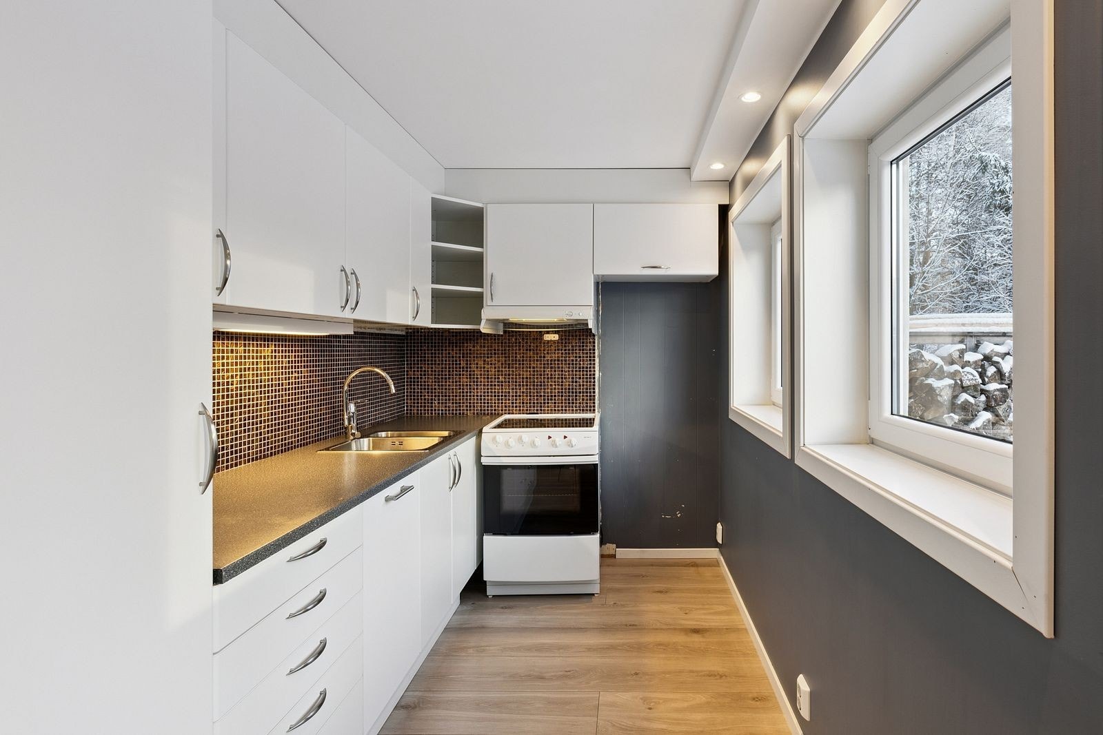 Pent kjøkken med avsatt plass til kombiskap. Godt med skapplass Galleribilde