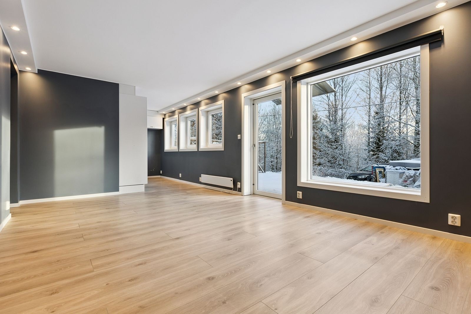 Stuen er stor og har fine vindusflater som slipper inn godt med lys Galleribilde