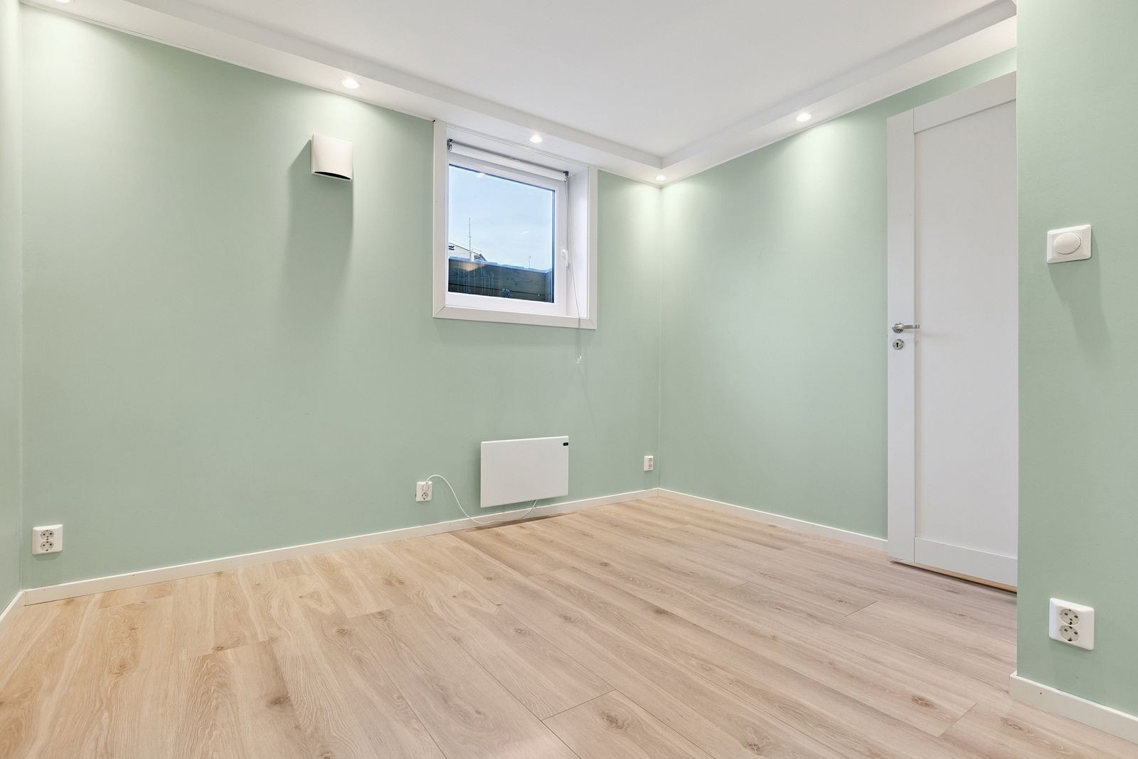 Hovedsoverommet er av god størrelse og har plass til dobbeltseng og kommode/skap Galleribilde