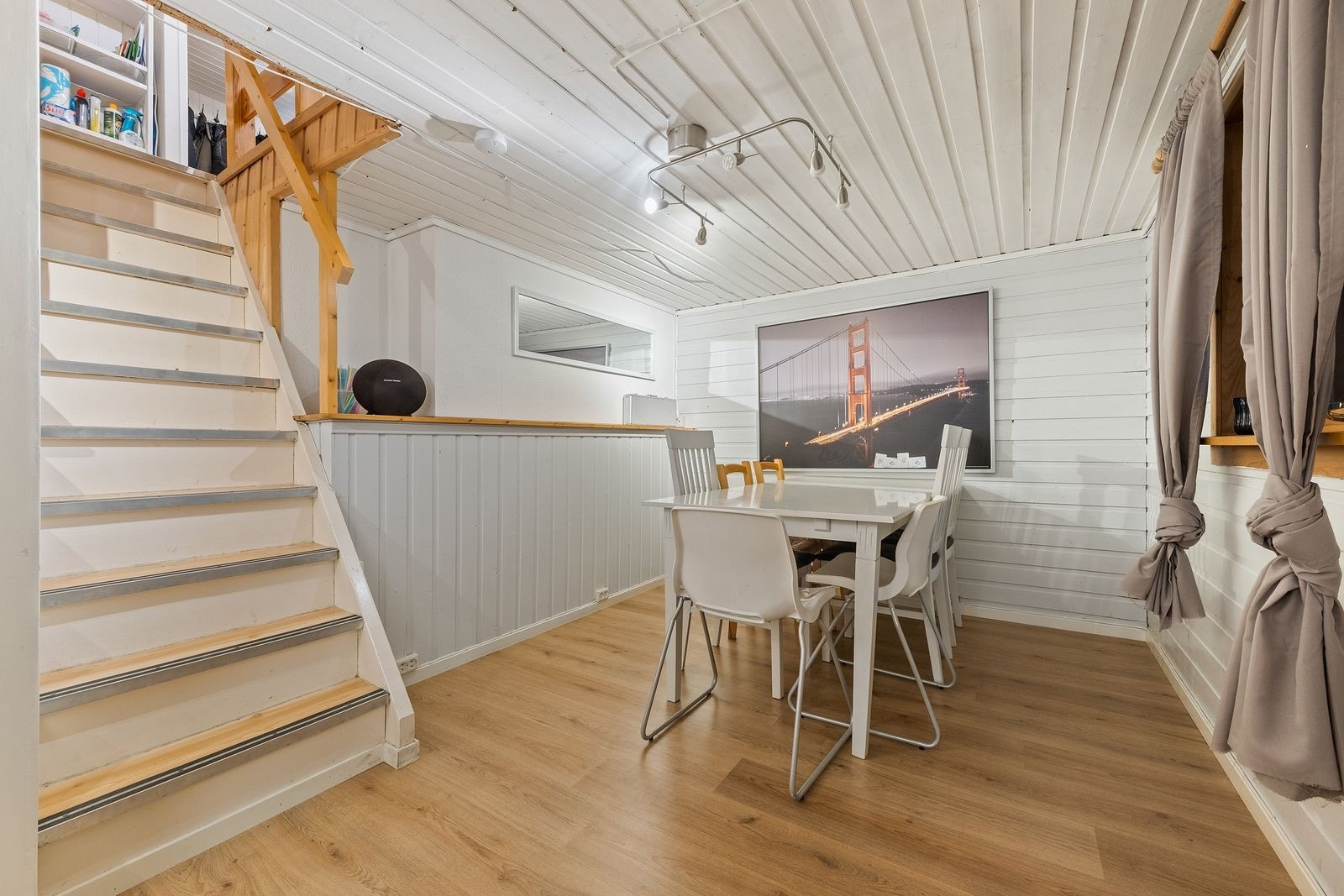 Felles spisegruppe i underetasjen Galleribilde