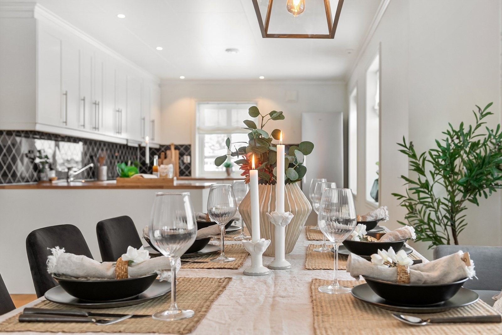 Tiltalende kjøkkenløsning som gir den naturlige sosiale sonen for sammenkomster. Galleribilde