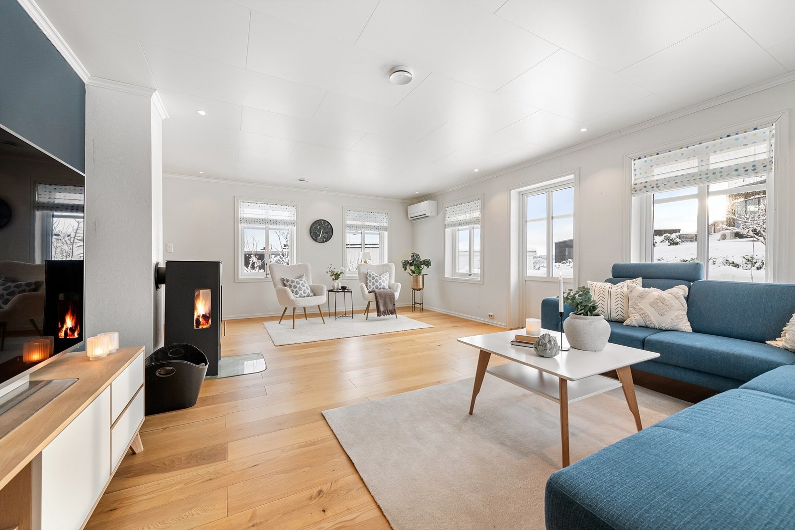 Stor stue, som ligger skjermet fra kjøkkenet. Her er det både peis og varmepumpe som sikrer god oppvarming. Galleribilde