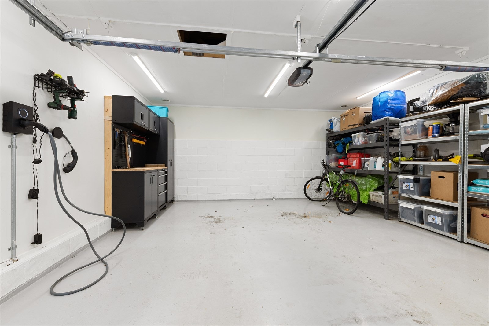 Garasje med el-bil lader. Garasjen er oppført i 2022. Galleribilde