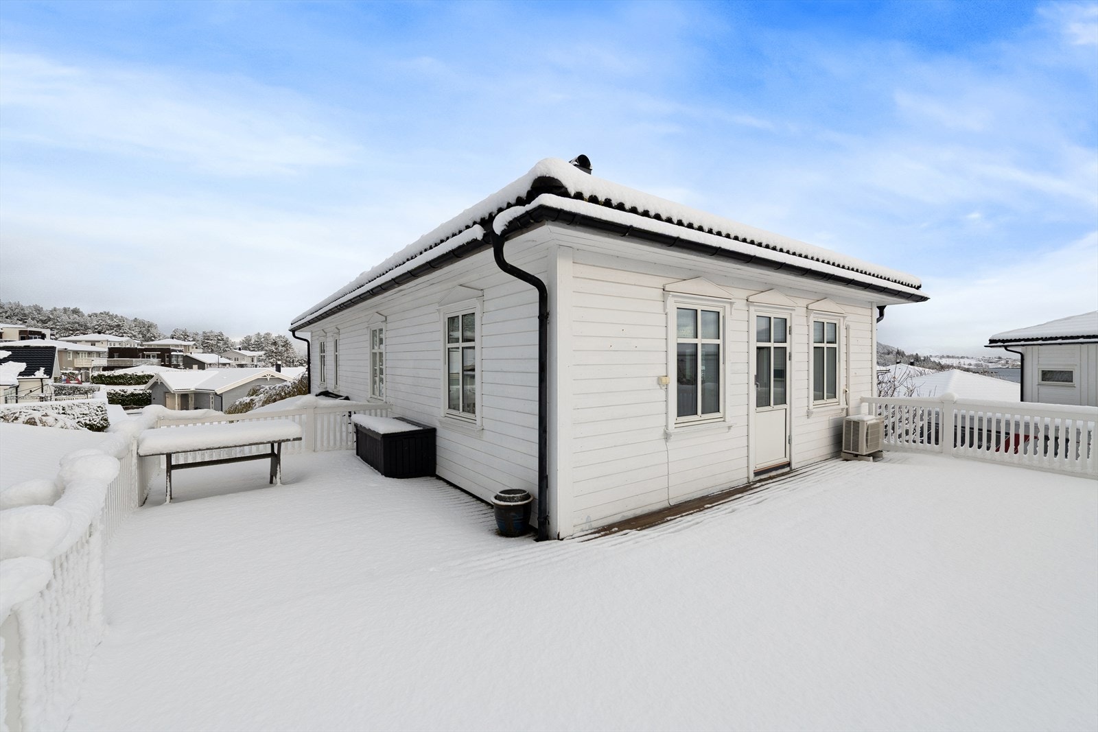 Stor terrasse med tilkomst både fra 2. etasje og fra utsiden via trapp. Galleribilde
