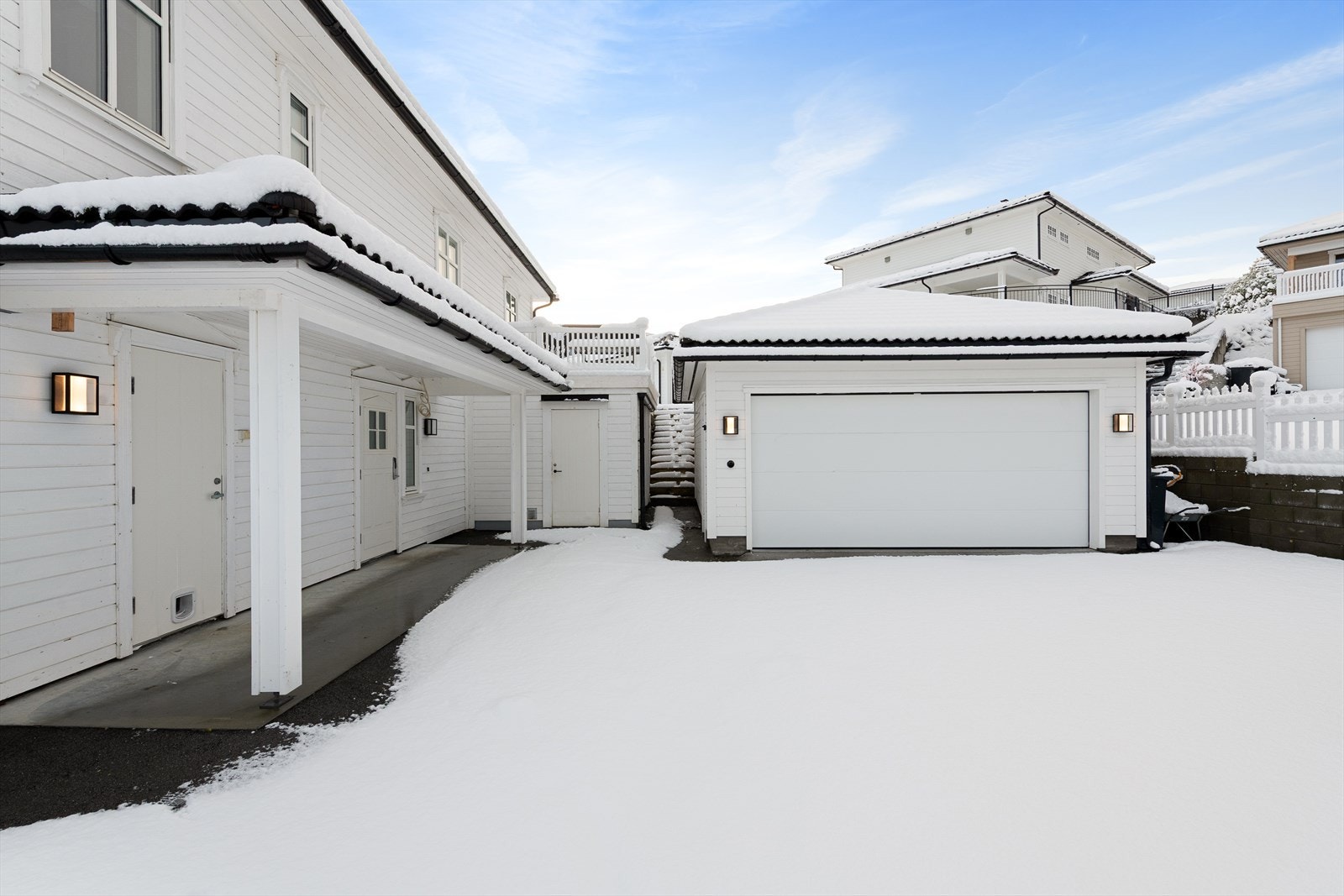 Asfaltert innkjørsel, god plass til parkering også utenfor garasjen. Galleribilde