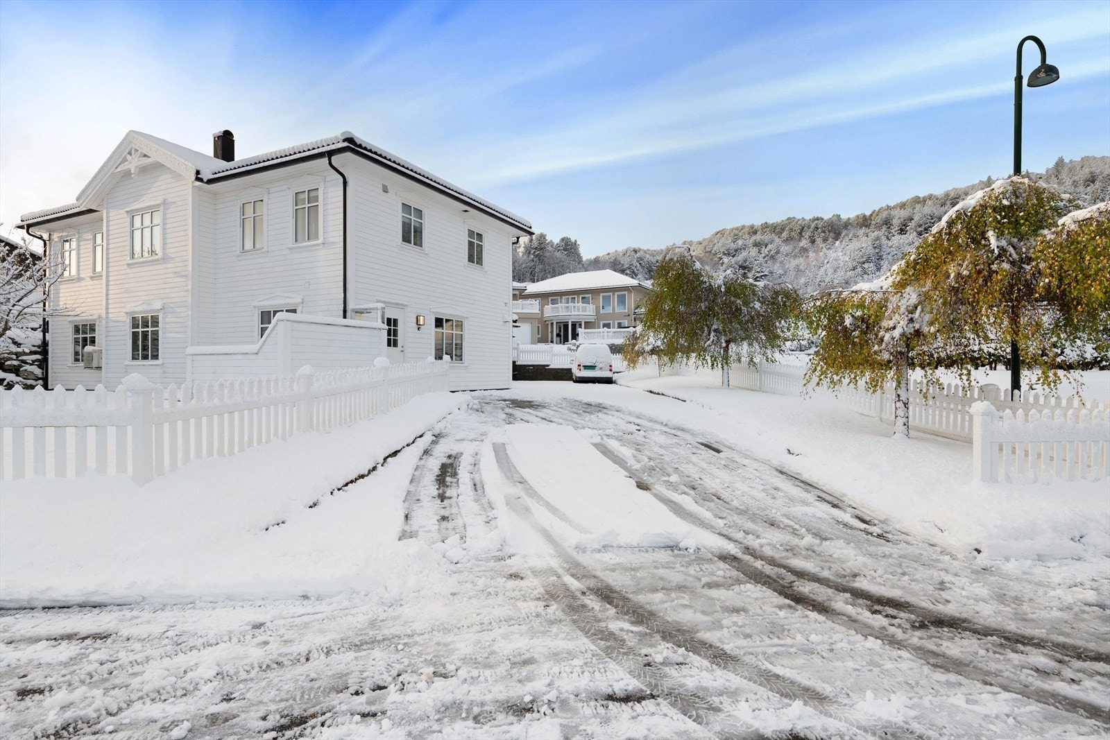 Pent opparbeidet tomt, med plen beplantning m.m. Galleribilde