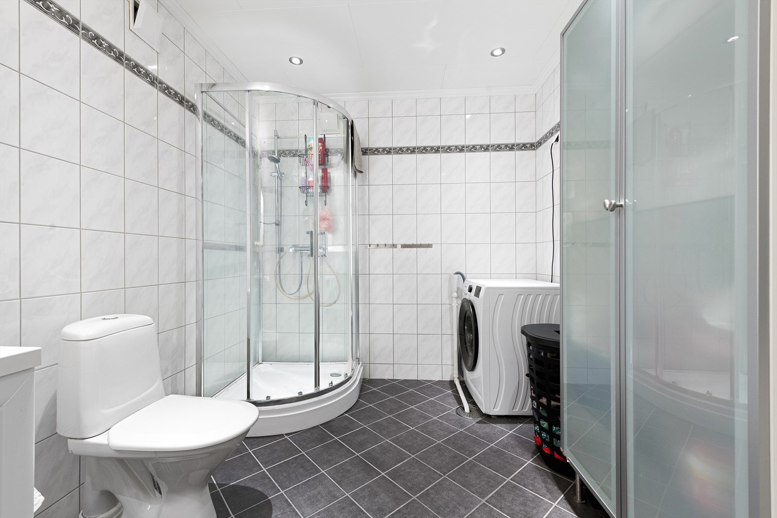 Stort helfliset bad/wc med varmekabler i gulvet. Galleribilde