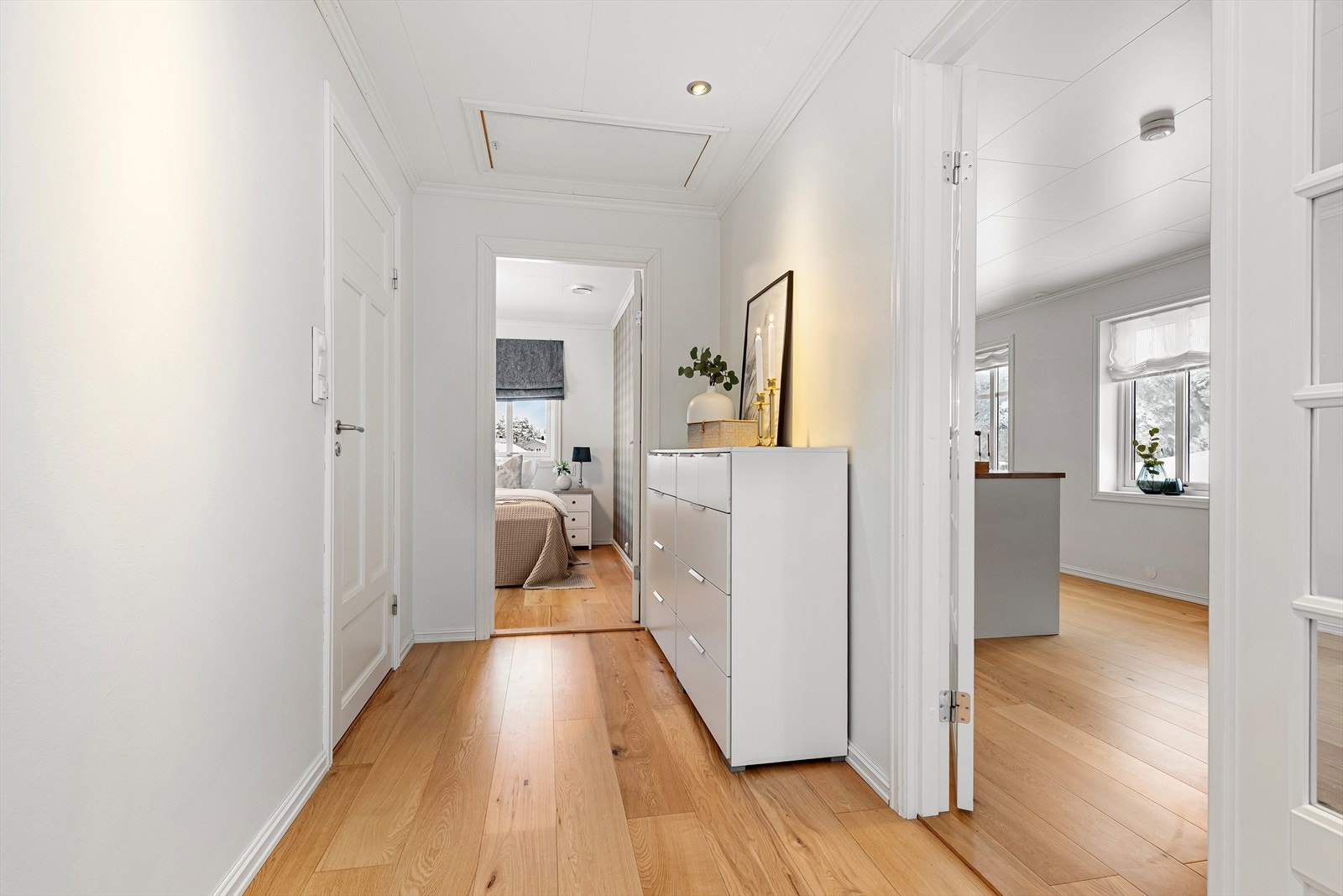 Man kommer opp trappen til 2. etasje, der finner man soverom og bad. Dør inn til stue og kjøkken kan lukkes ved behov. Galleribilde