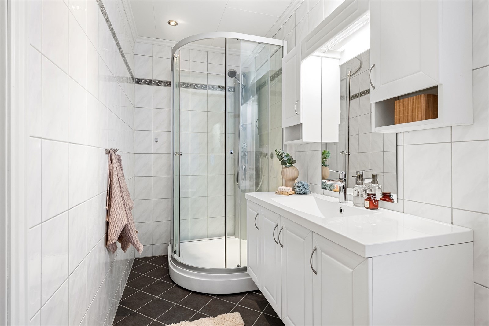 Helfliset bad/wc med varmekabler i gulvet. Galleribilde